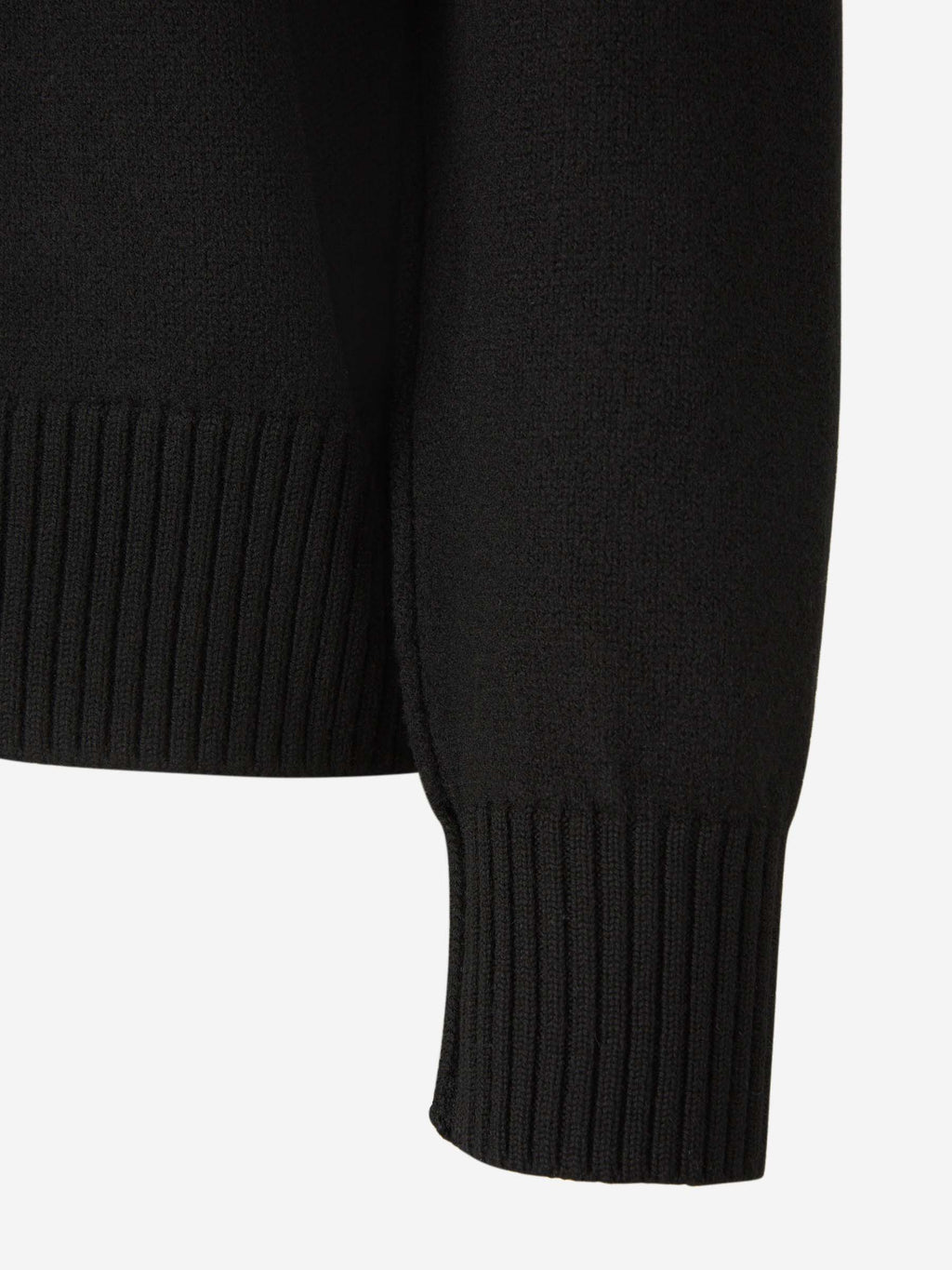 Modischer Herz-Pullover: Zeitloses Design & Komfort