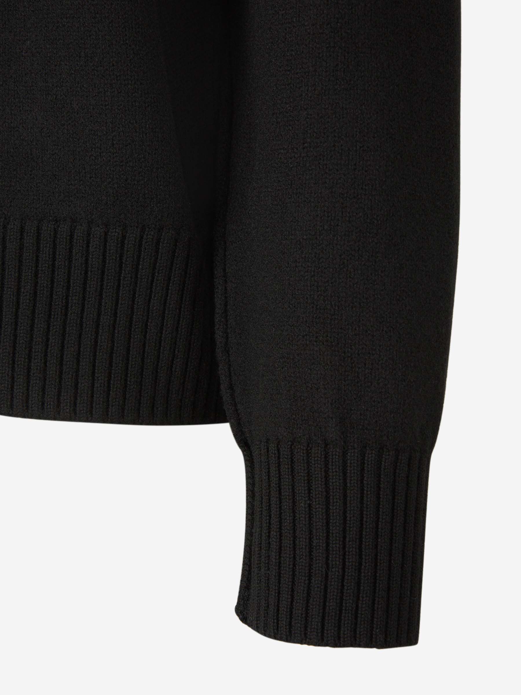 Modischer Herz-Pullover: Zeitloses Design & Komfort