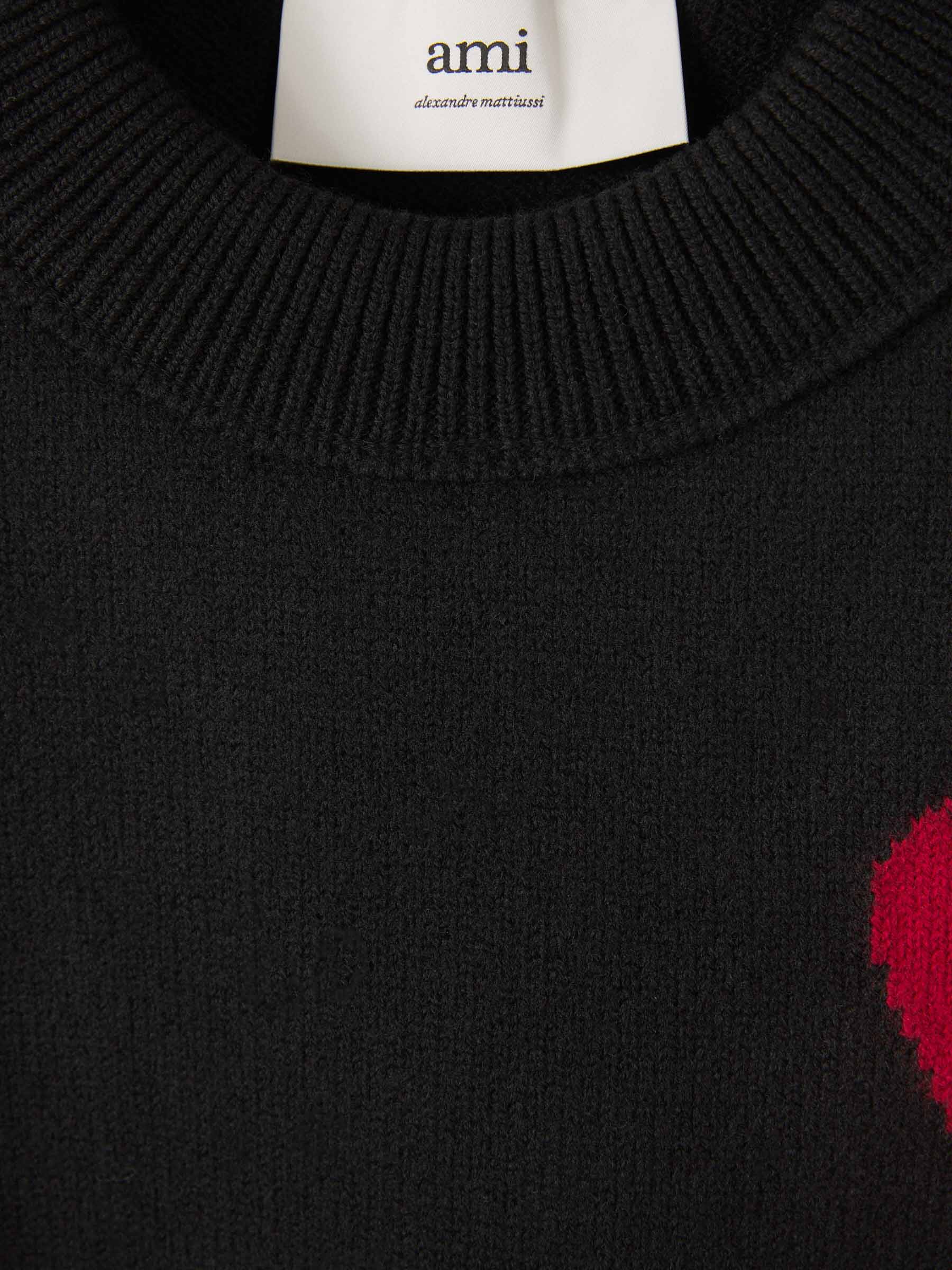 Modischer Herz-Pullover: Zeitloses Design & Komfort