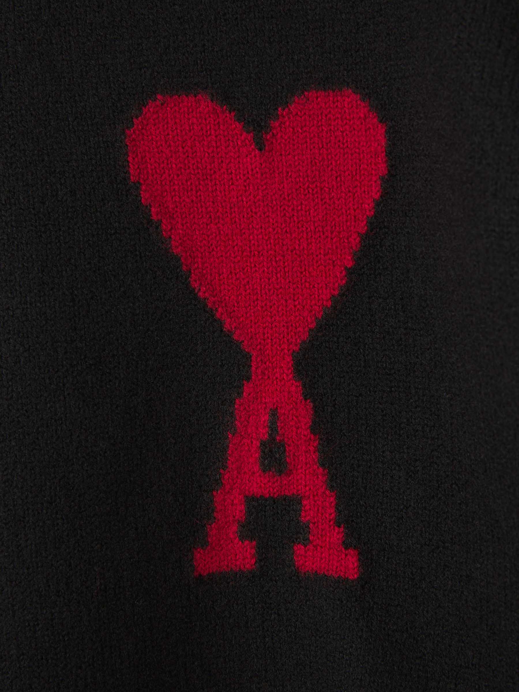 Modischer Herz-Pullover: Zeitloses Design & Komfort