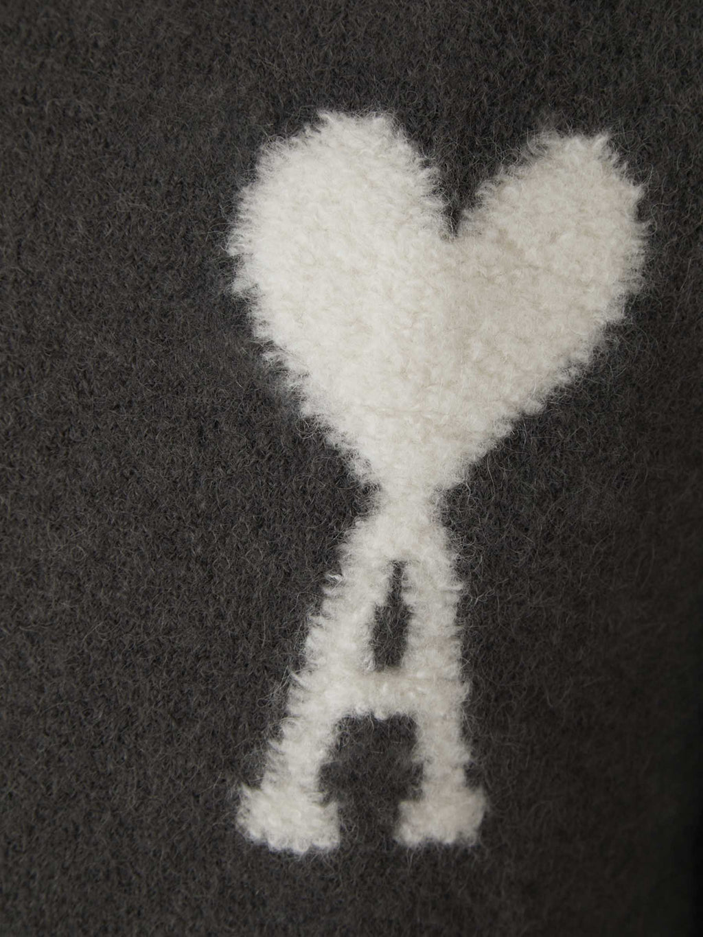 Modischer Herz-Pullover: Zeitloses Design & Komfort