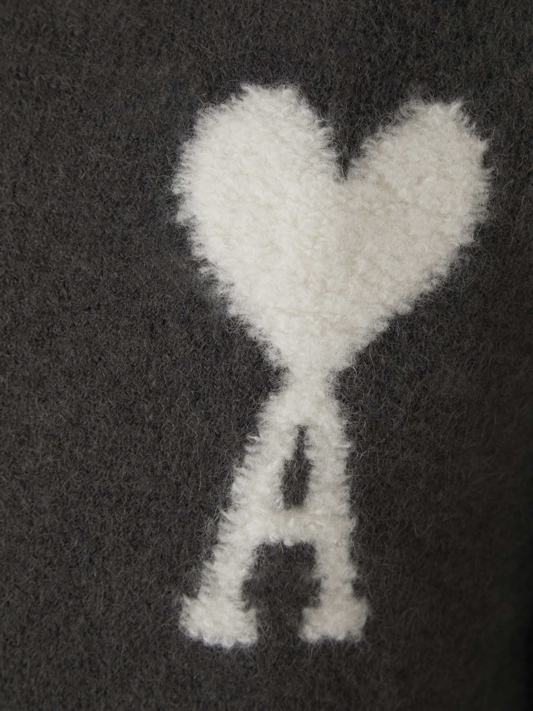Modischer Herz-Pullover: Zeitloses Design & Komfort