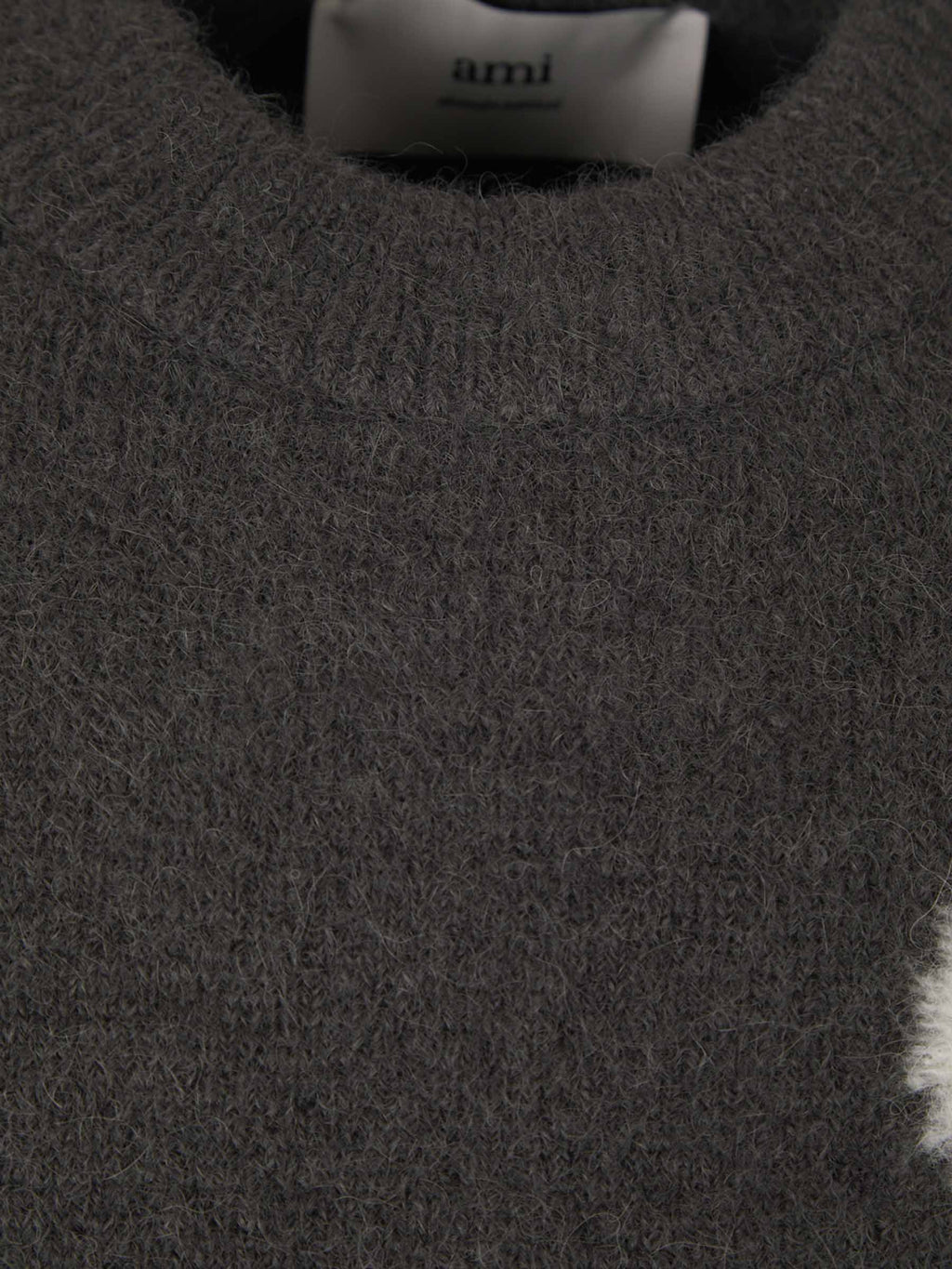 Modischer Herz-Pullover: Zeitloses Design & Komfort