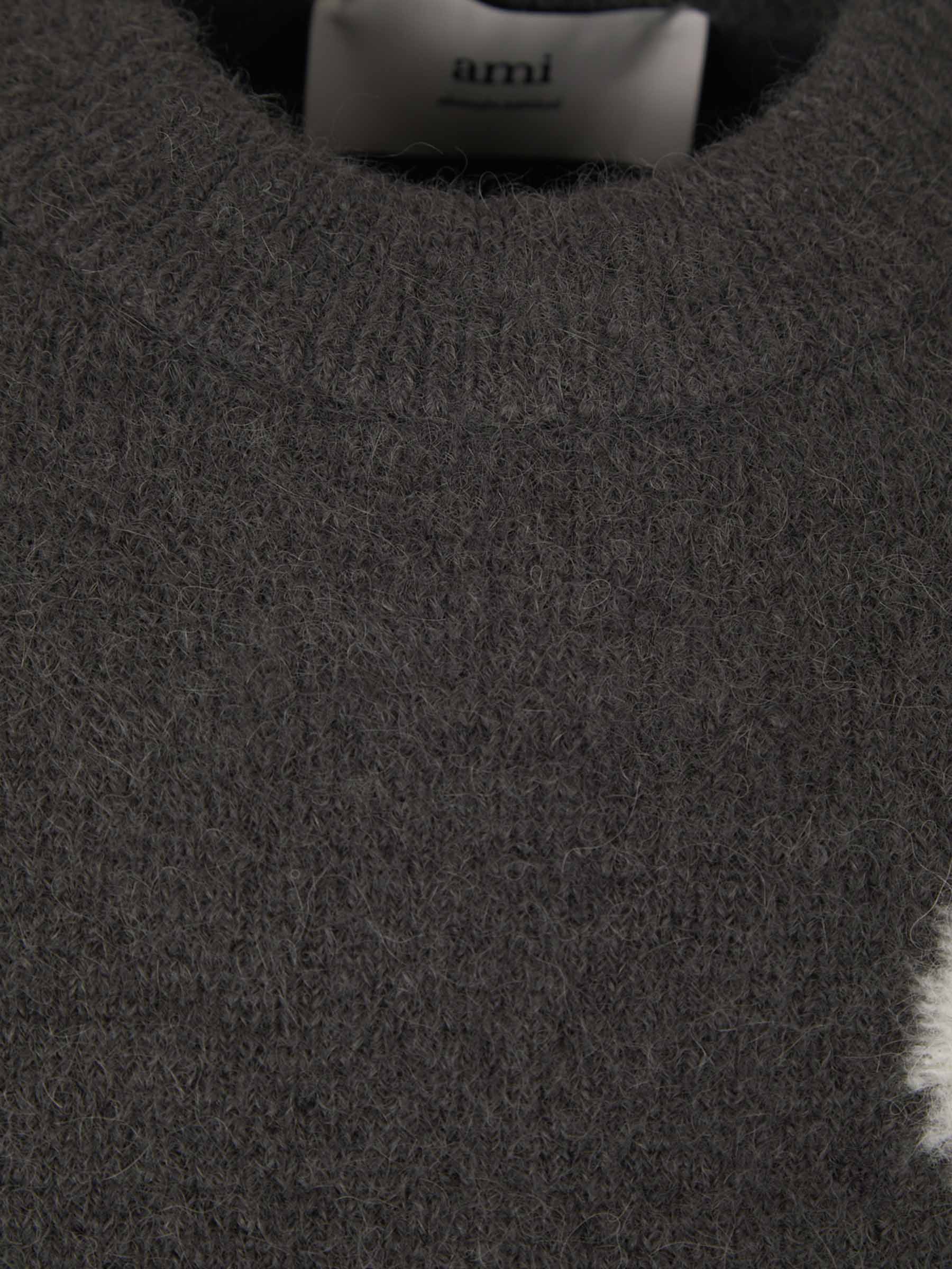 Modischer Herz-Pullover: Zeitloses Design & Komfort