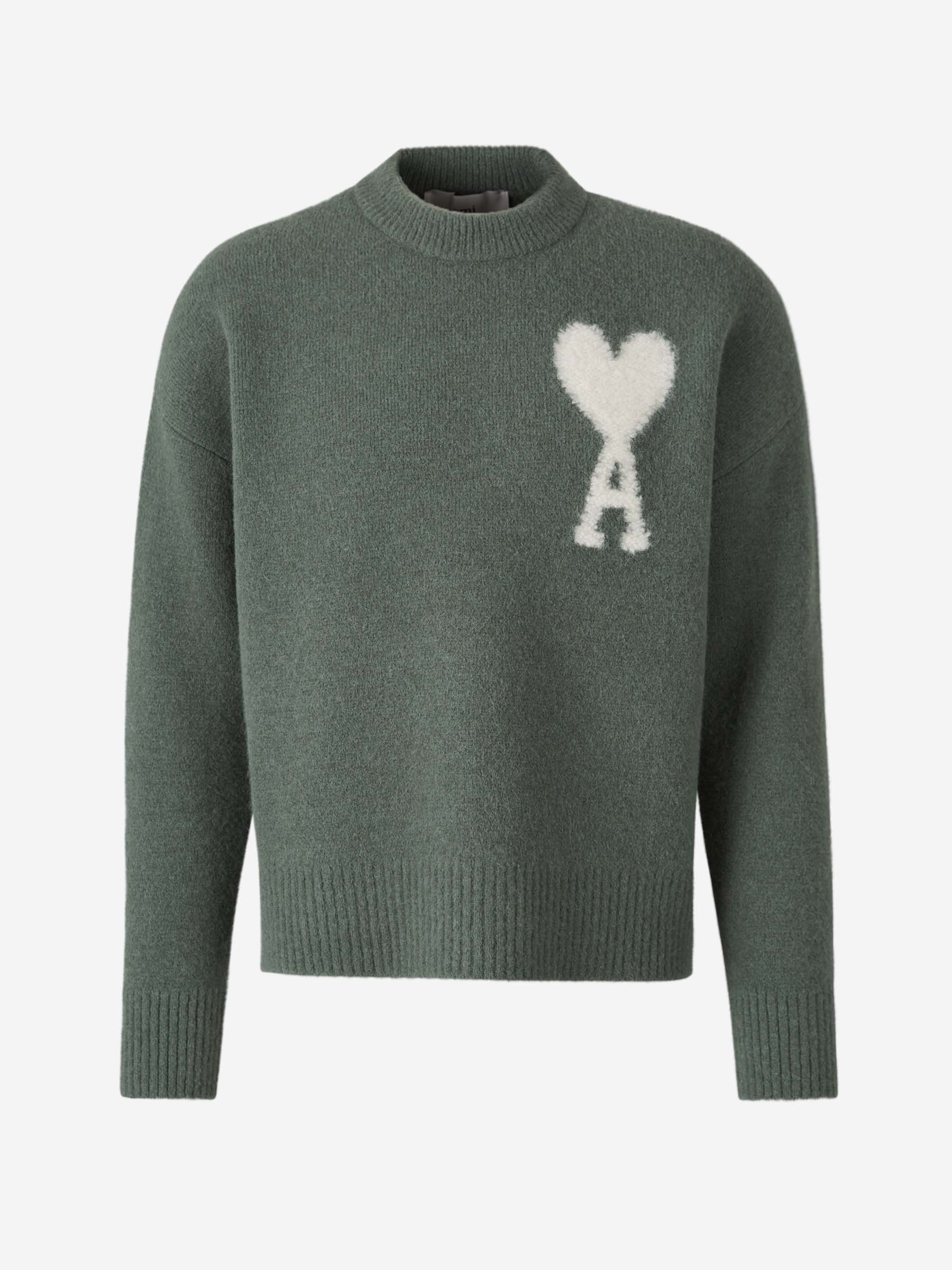 Modischer Herz-Pullover: Zeitloses Design & Komfort