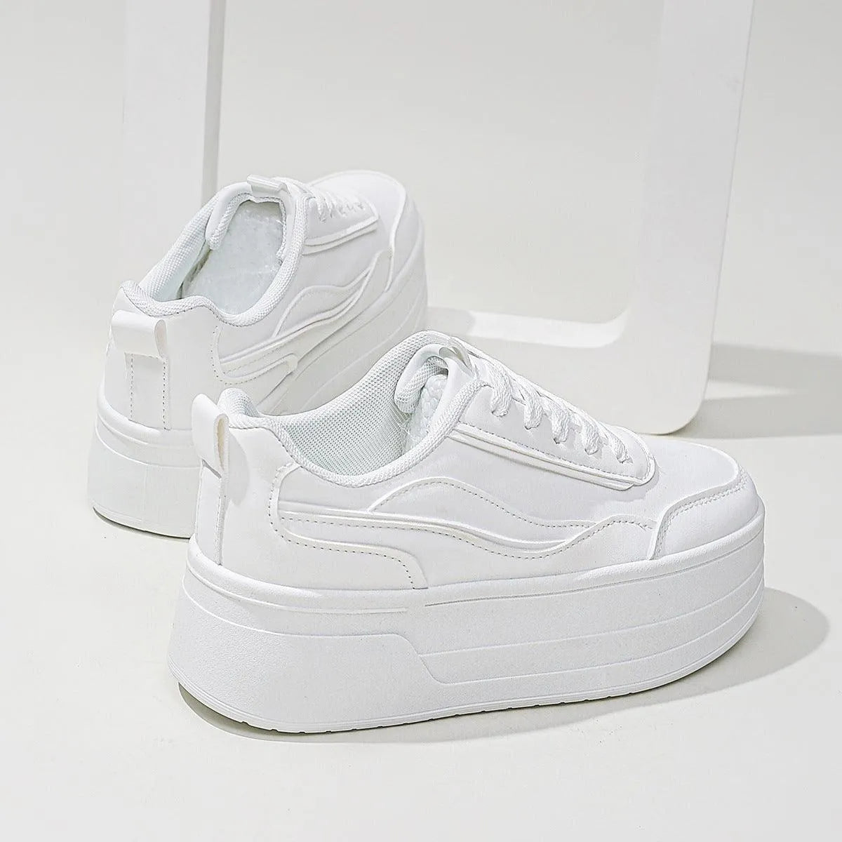 Weiße Plateausneaker - Minimalistisches Design