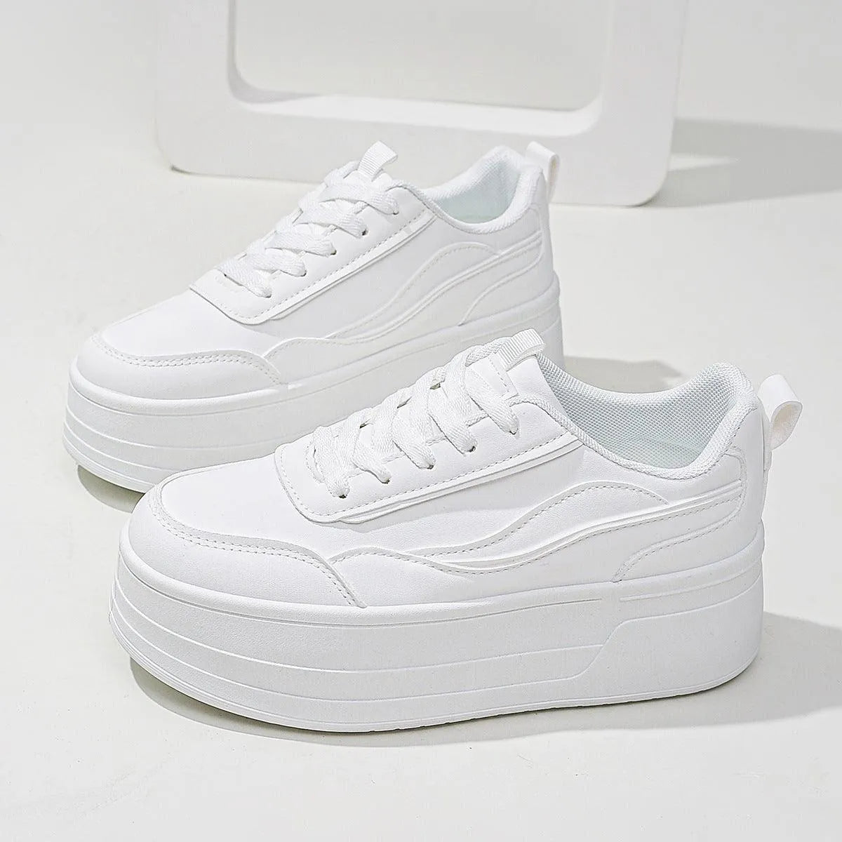 Weiße Plateausneaker - Minimalistisches Design