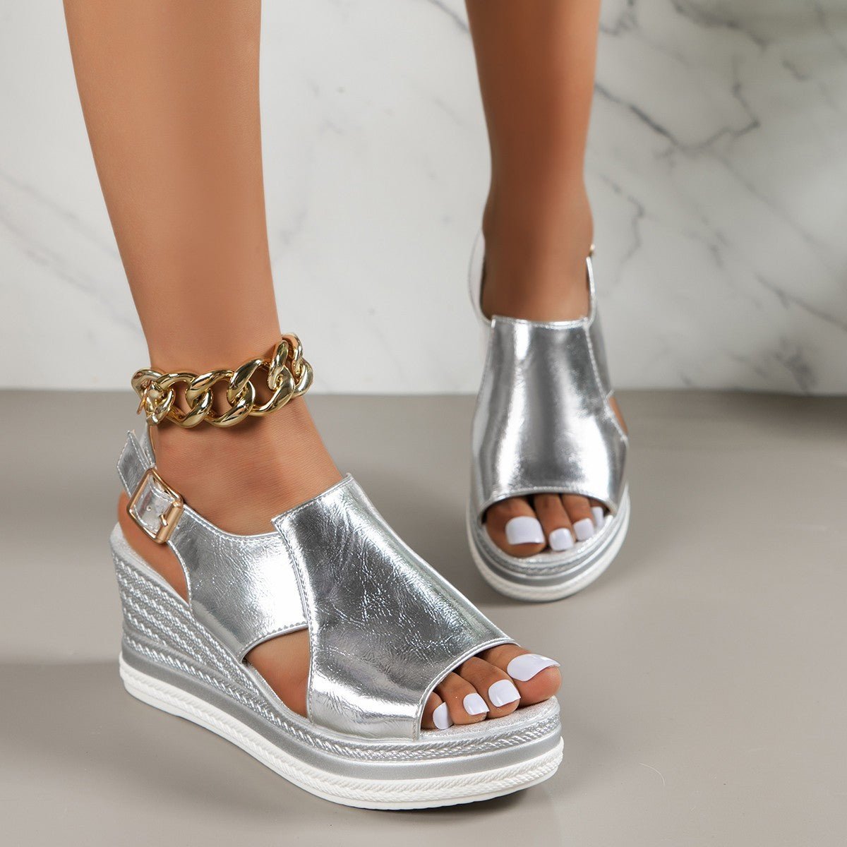 Orthopädische Glanz-Sandalen: Komfort und Stil