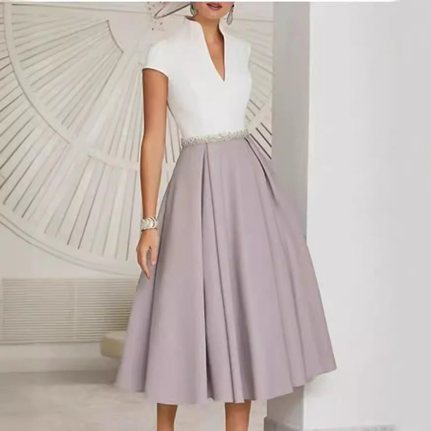 Weißes Sommerkleid mit Farbblock-Design und V-Ausschnitt