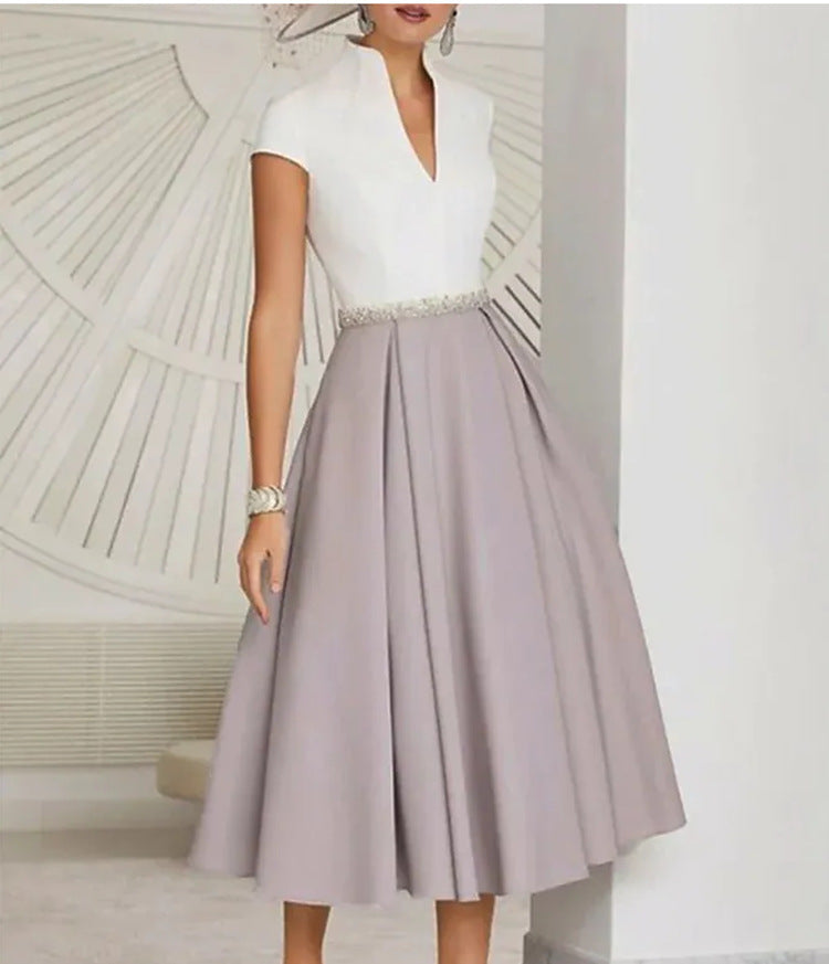Weißes Sommerkleid mit Farbblock-Design und V-Ausschnitt
