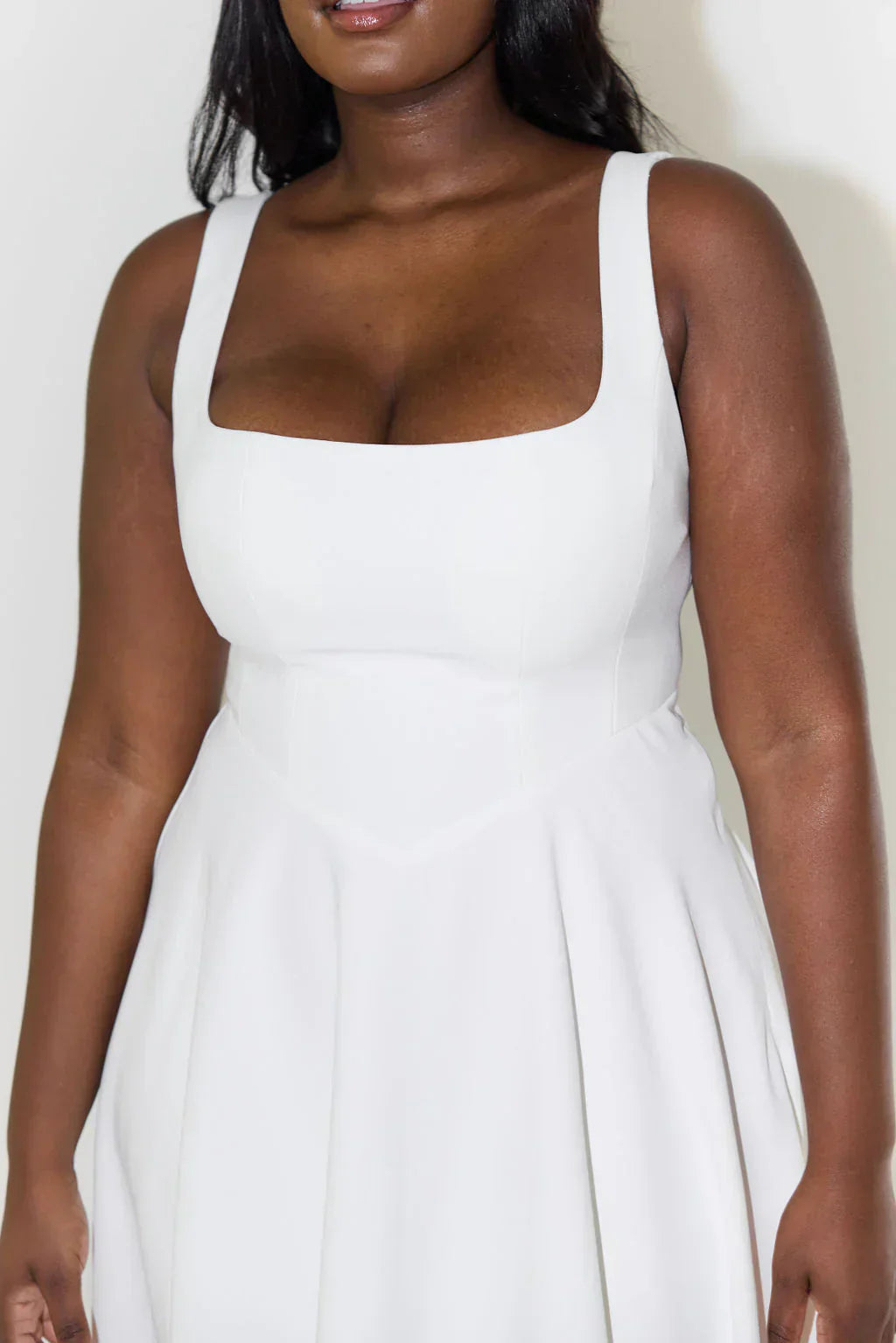 Midi-Kleid mit hoher Taille und quadratischem Ausschnitt