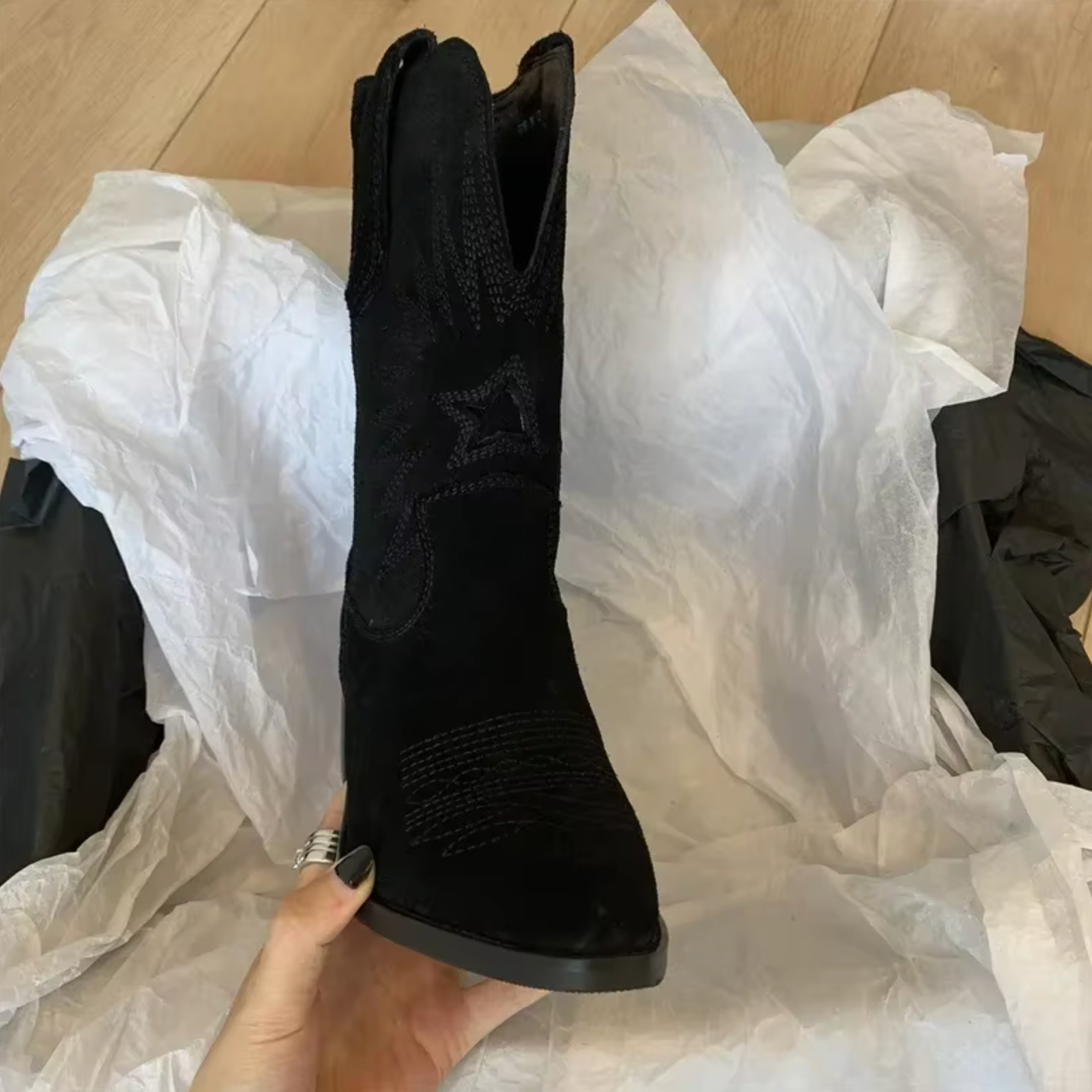 Handgestickte Damen-Lederstiefel im Vintage-Stil