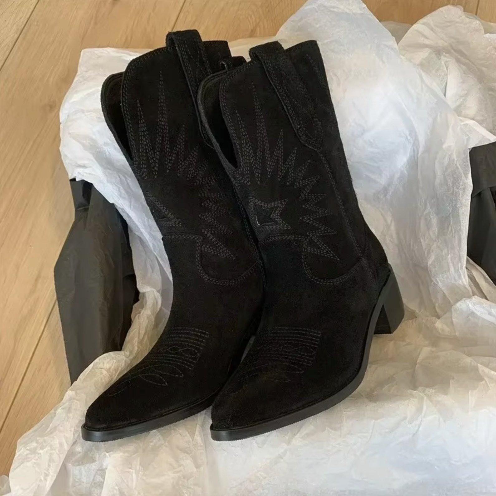 Handgestickte Damen-Lederstiefel im Vintage-Stil