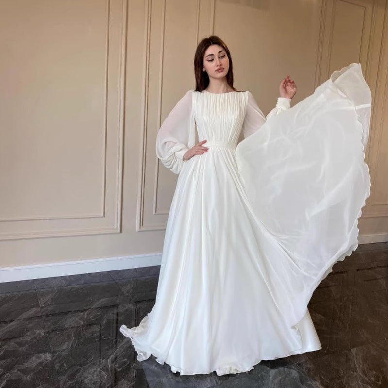 Weißes Hochzeitskleid mit langen Ärmeln und Rundhalsausschnitt
