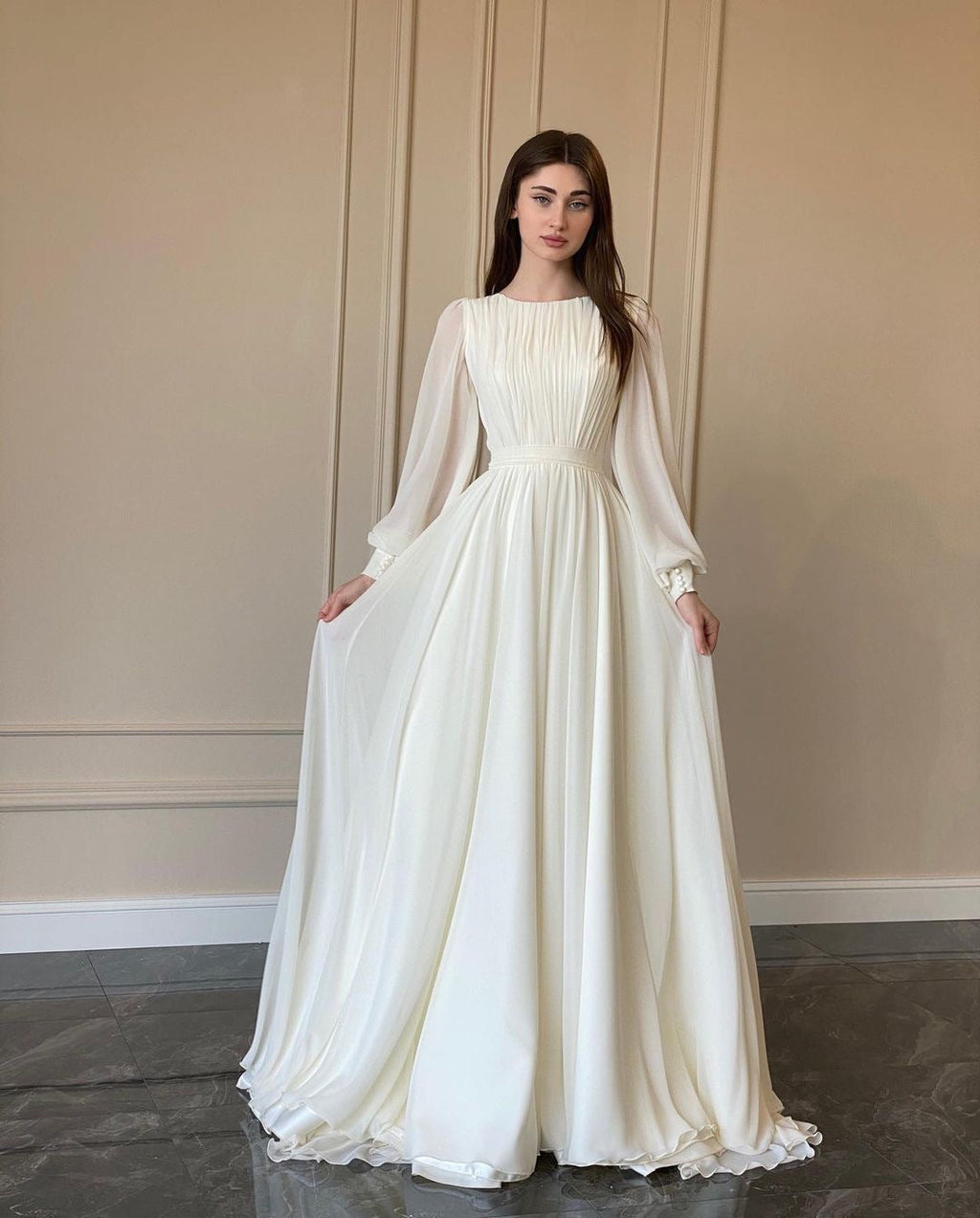 Weißes Hochzeitskleid mit langen Ärmeln und Rundhalsausschnitt