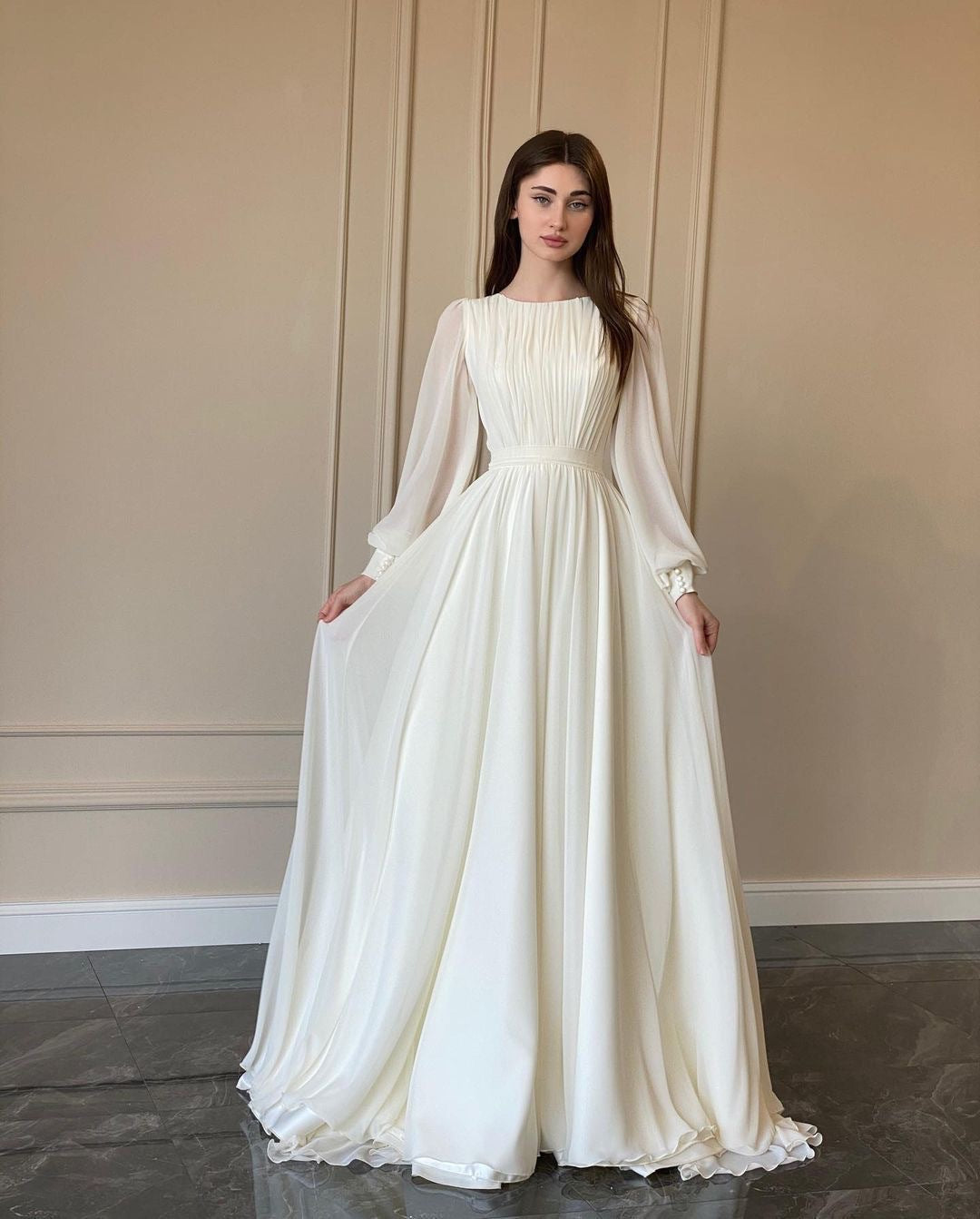Weißes Hochzeitskleid mit langen Ärmeln und Rundhalsausschnitt