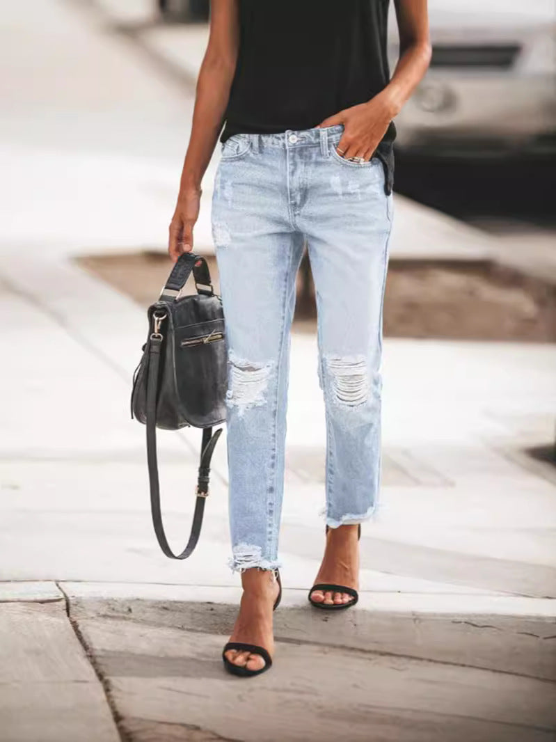 Damen Ripped Jeans: Lässiger Schnitt mit ausgefransten Säumen