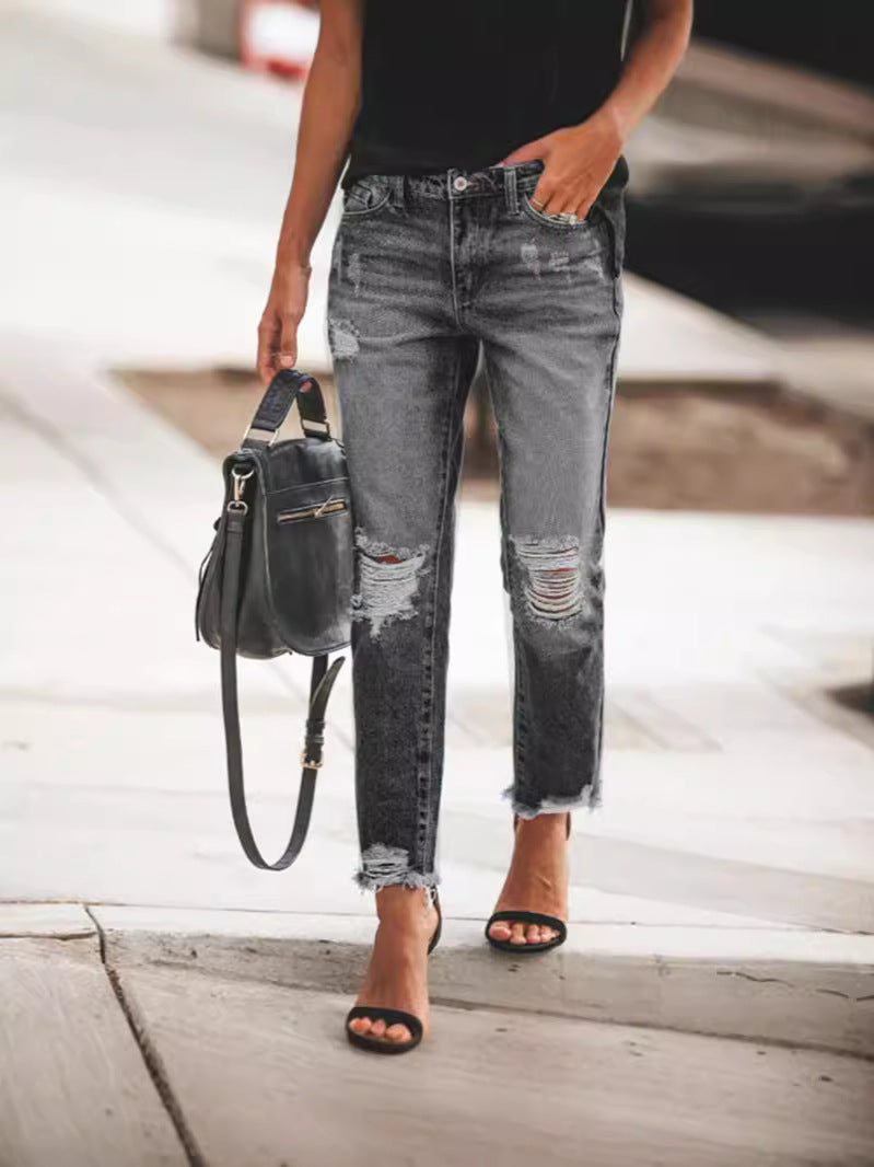 Damen Ripped Jeans: Lässiger Schnitt mit ausgefransten Säumen