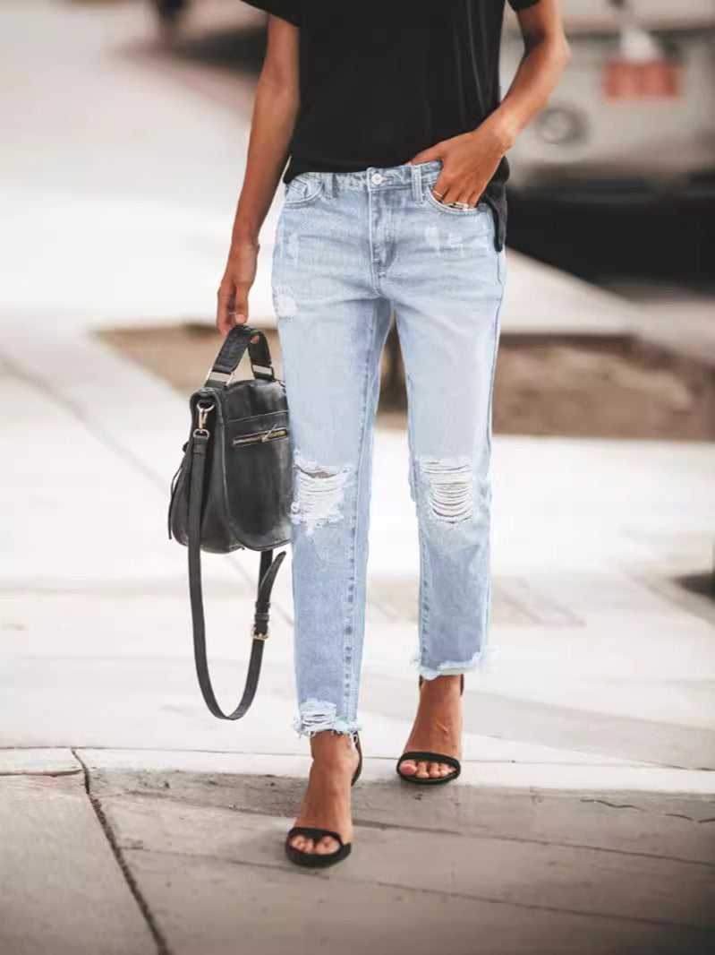 Damen Ripped Jeans: Lässiger Schnitt mit ausgefransten Säumen