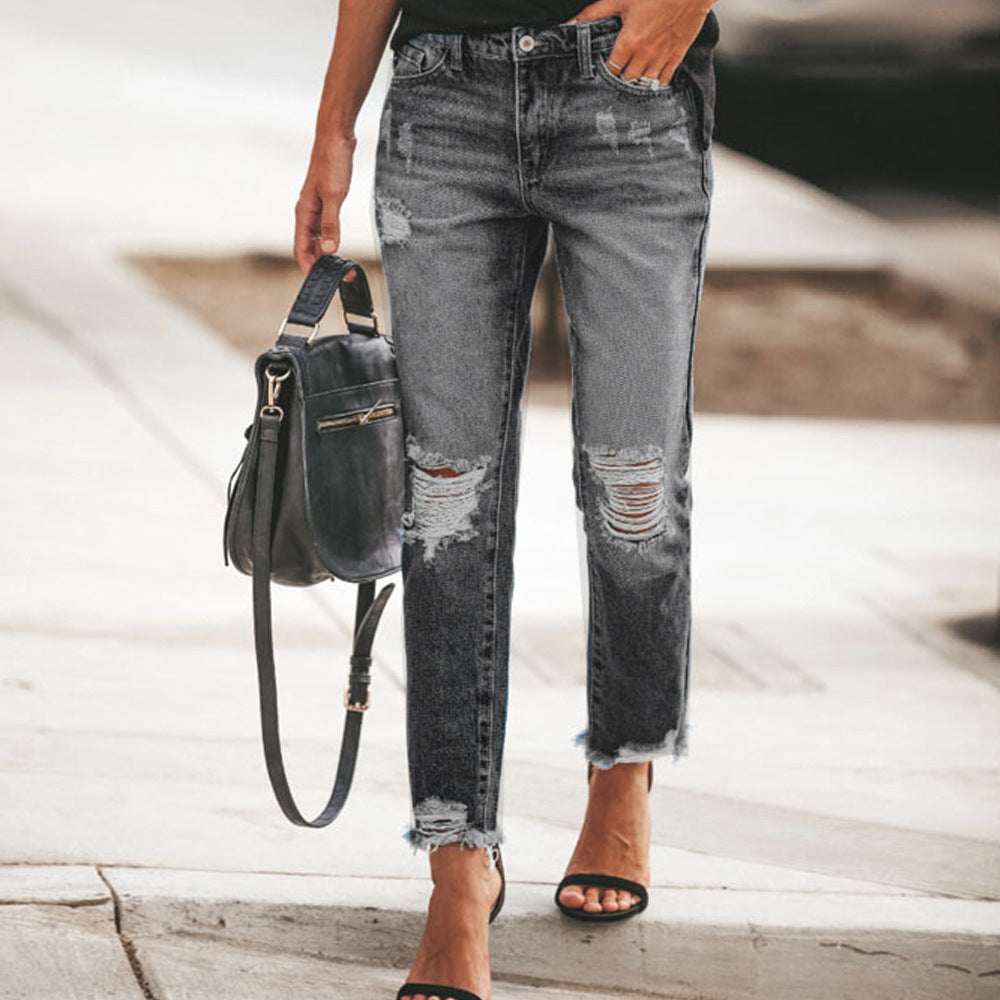 Damen Ripped Jeans: Lässiger Schnitt mit ausgefransten Säumen