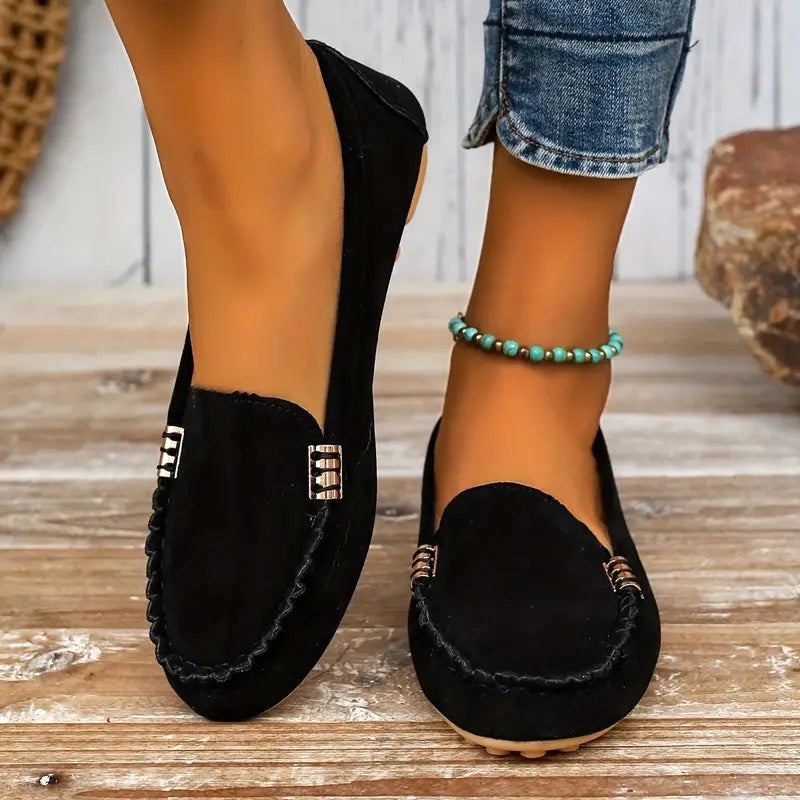 Leichte Wildlederschuhe mit flacher, rutschfester Sohle