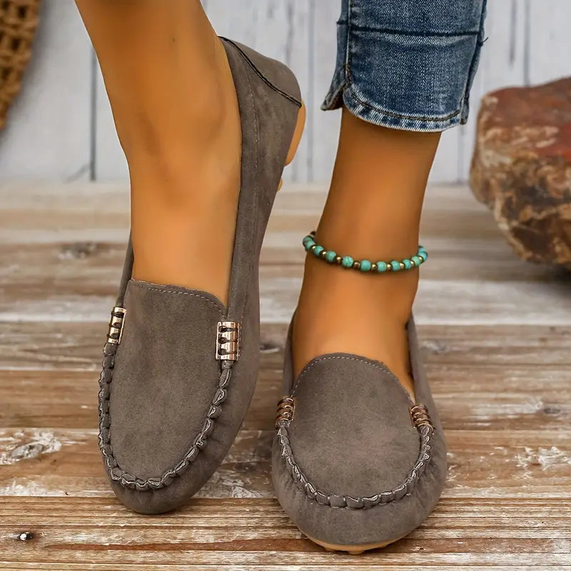 Leichte Wildlederschuhe mit flacher, rutschfester Sohle