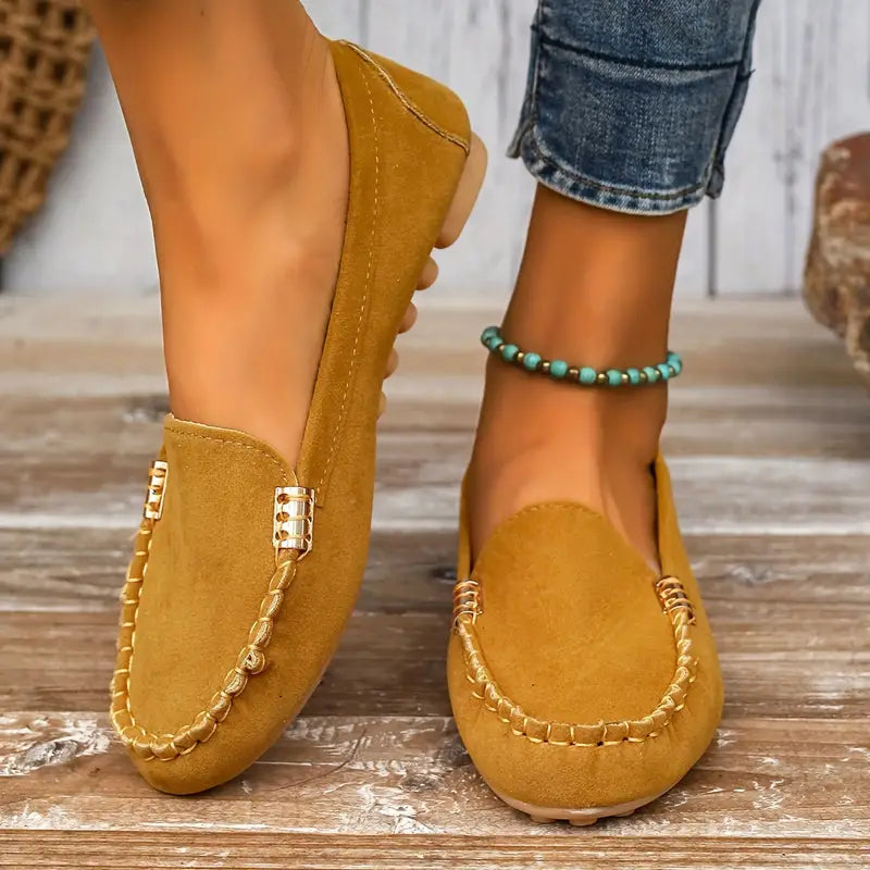 Leichte Wildlederschuhe mit flacher, rutschfester Sohle