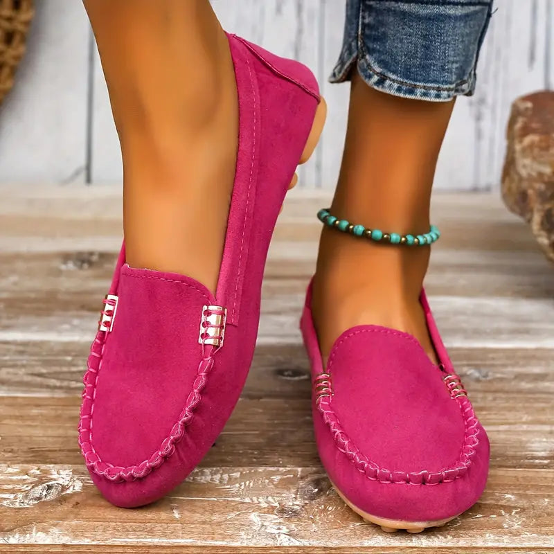 Leichte Wildlederschuhe mit flacher, rutschfester Sohle