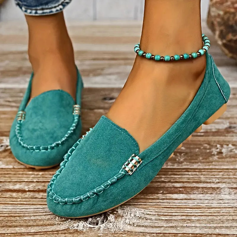 Leichte Wildlederschuhe mit flacher, rutschfester Sohle