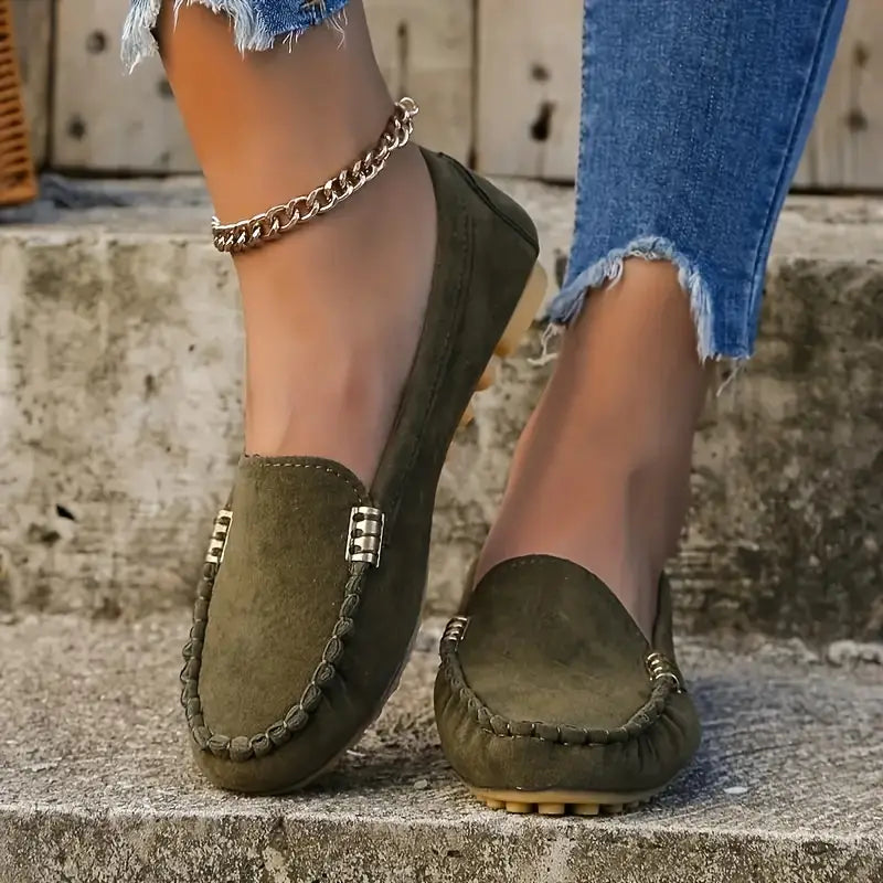 Leichte Wildlederschuhe mit flacher, rutschfester Sohle
