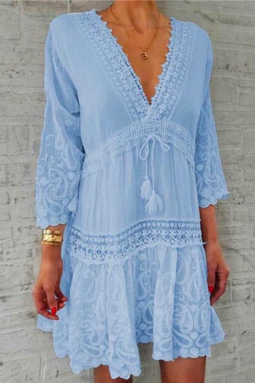 Swingkleid mit V-Ausschnitt und Spitzenbesatz