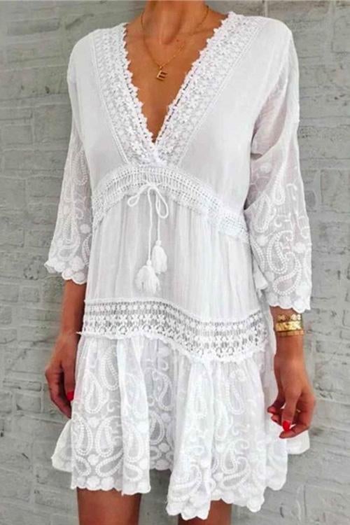 Swingkleid mit V-Ausschnitt und Spitzenbesatz