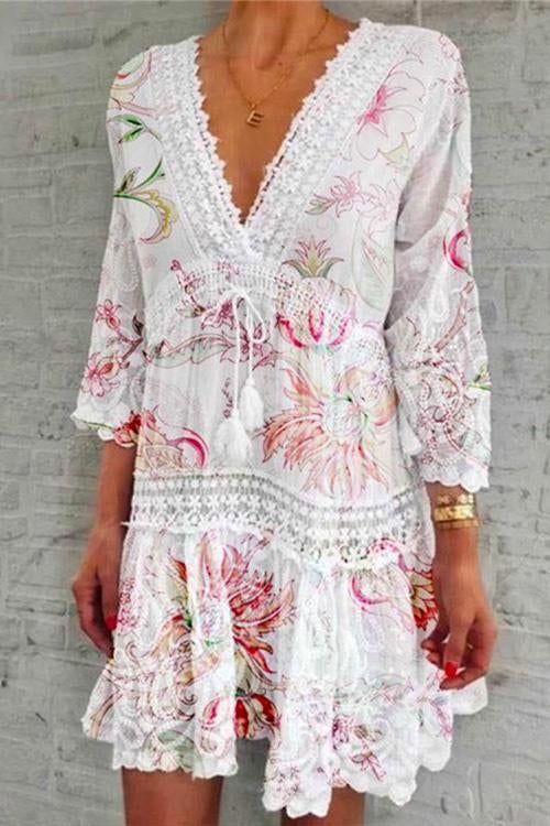 Swingkleid mit V-Ausschnitt und Spitzenbesatz