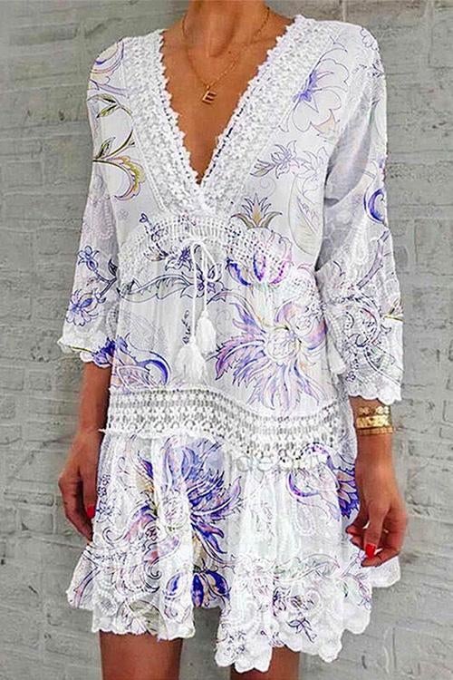 Swingkleid mit V-Ausschnitt und Spitzenbesatz