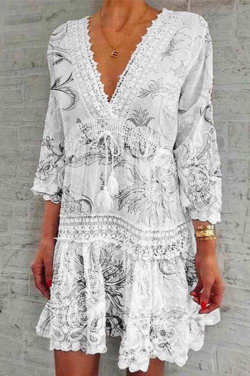 Swingkleid mit V-Ausschnitt und Spitzenbesatz
