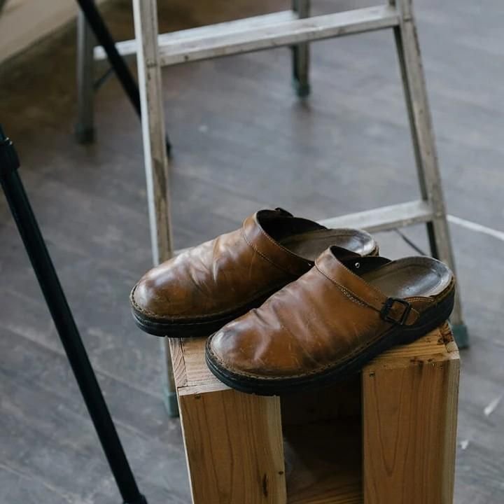 Orthopädische Lederhausschuhe mit Fußgewölbestütze