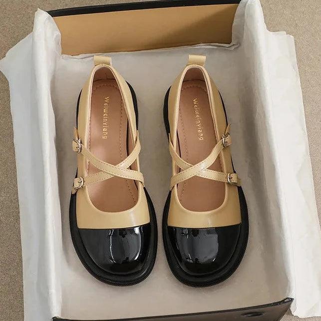 Zweifarbige Mary Janes mit Doppelriemen und flachem Absatz