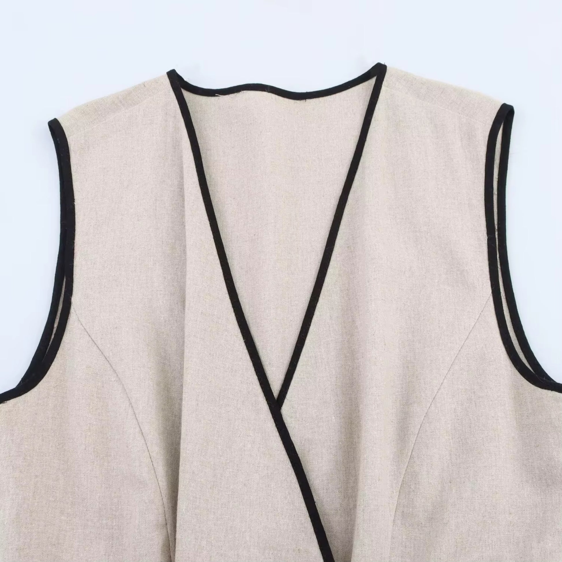 Sommerkleid 2025: Elegantes, tailliertes V-Ausschnitt-Midikleid mit Gürtel