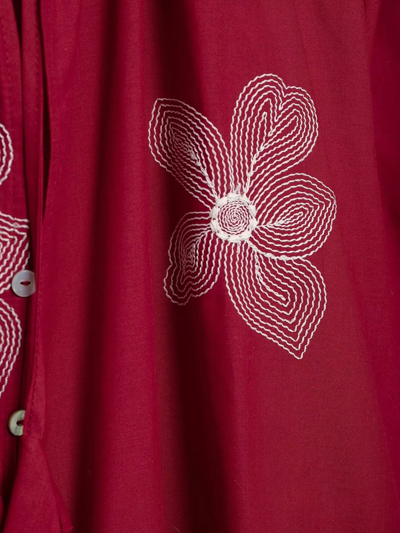 Modische Damenbluse mit Rüschenkragen und Blumenstickerei