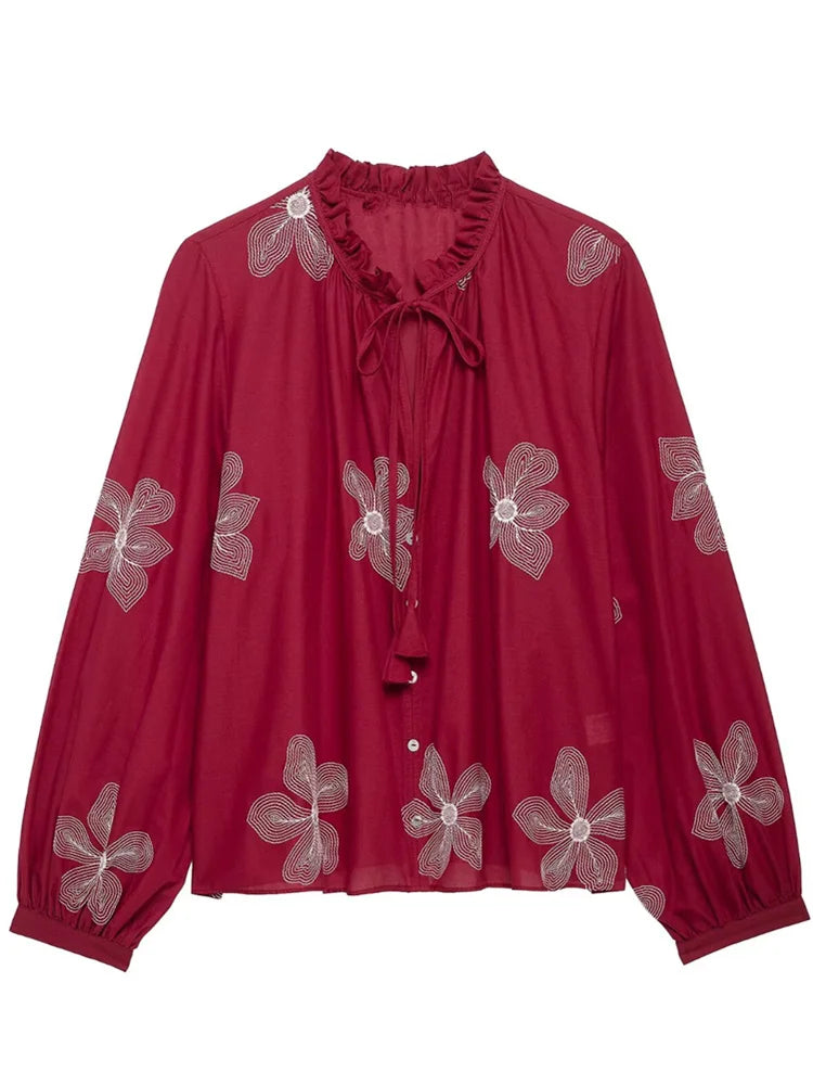 Modische Damenbluse mit Rüschenkragen und Blumenstickerei